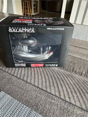 Battlestar Galactica Exclusive Vinyl Figure - Silver and Black